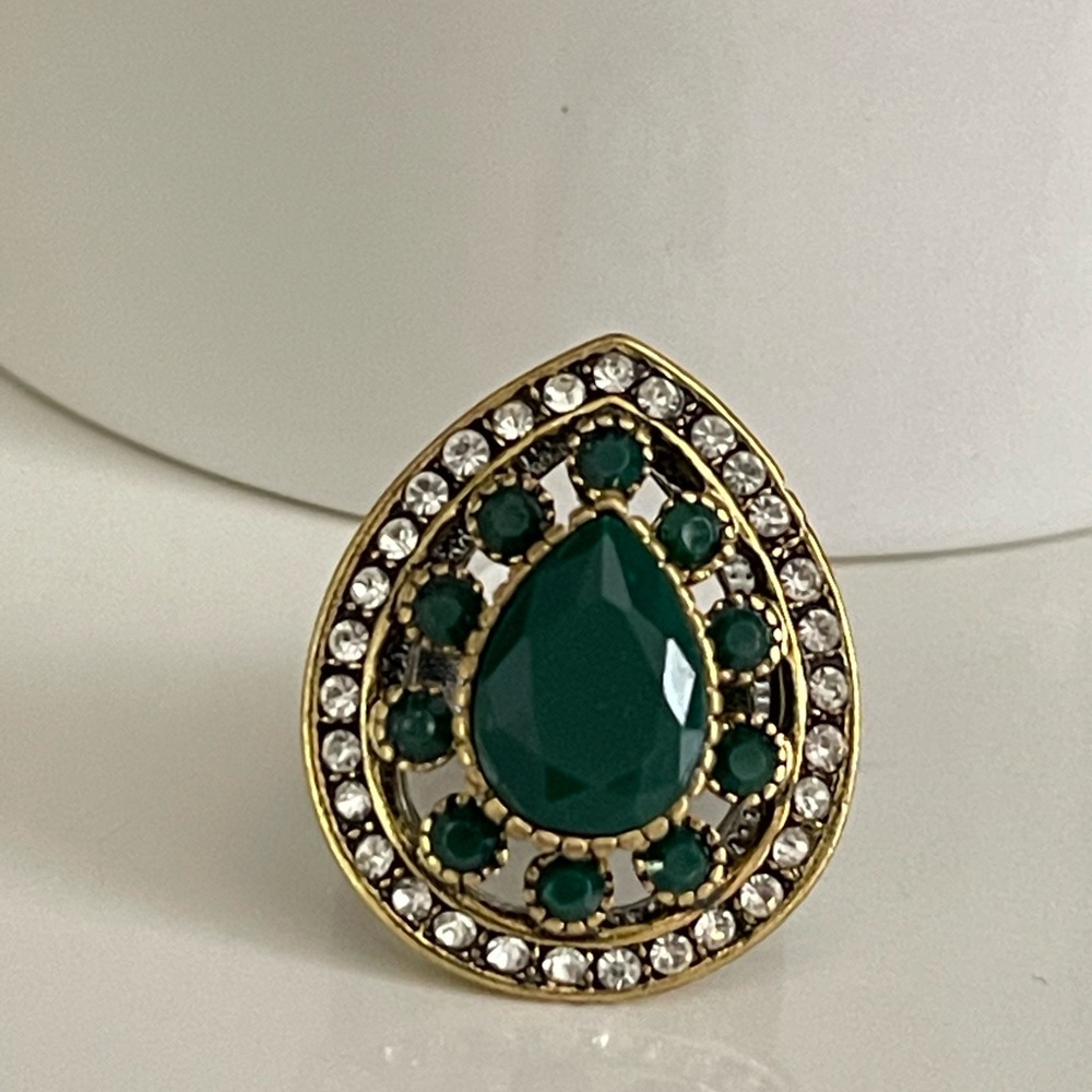 Elegant Green rhinestone teardrop ring good for a beautiful green dress 🌸